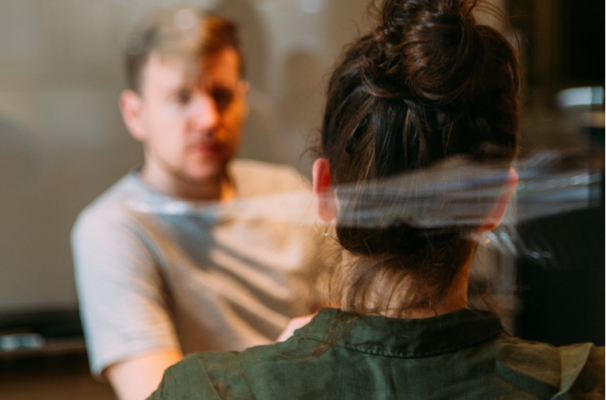 Zwei Menschen im Gespräch